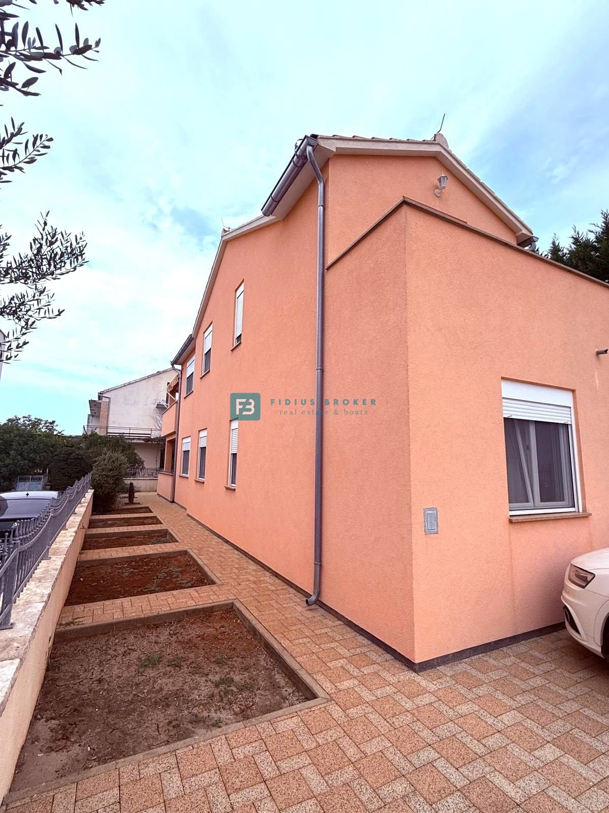 VODICE, samostojna hiša, 2 ločeni stanovanji, dvorišče