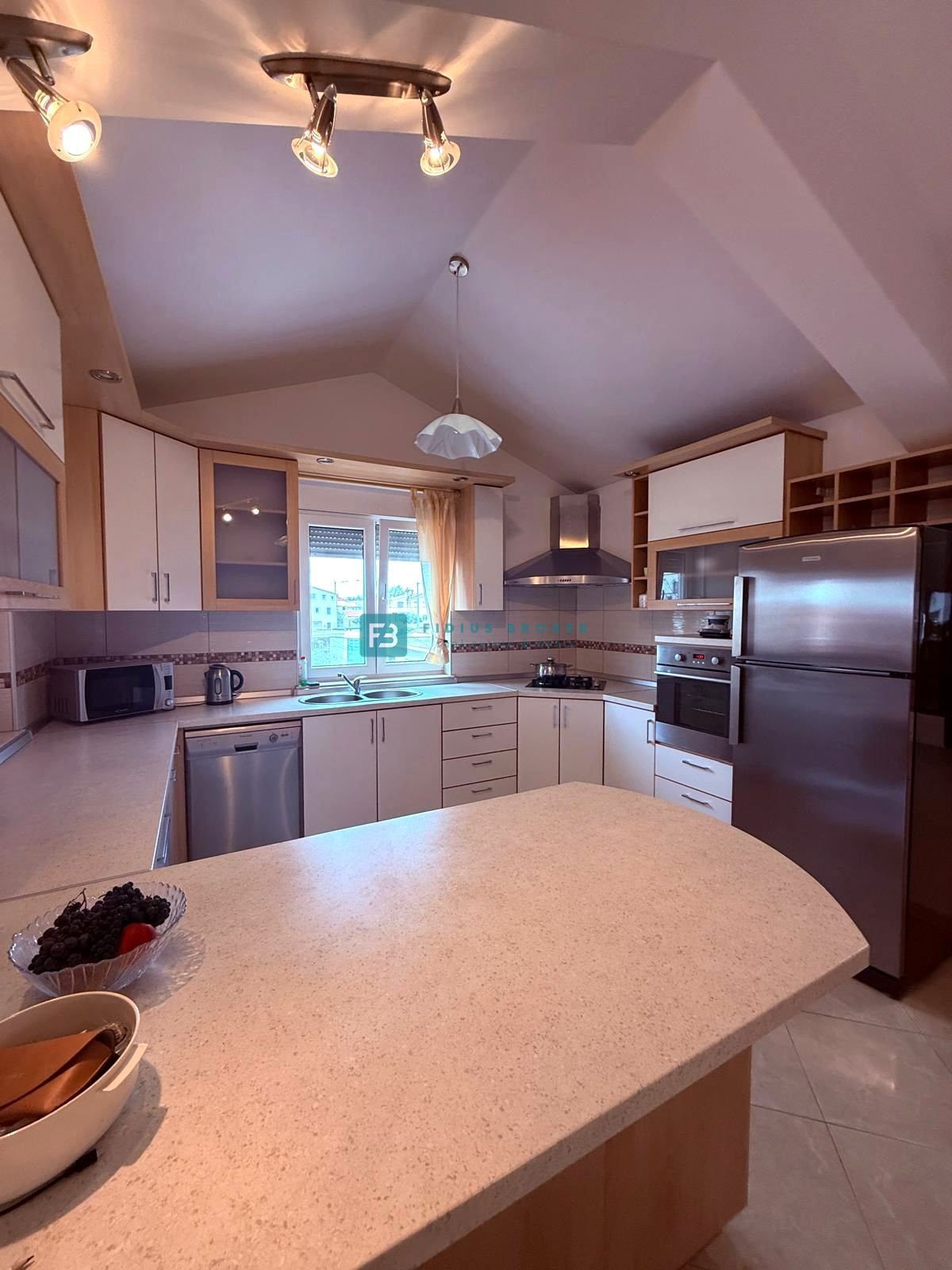 VODICE, samostojna hiša, 2 ločeni stanovanji, dvorišče