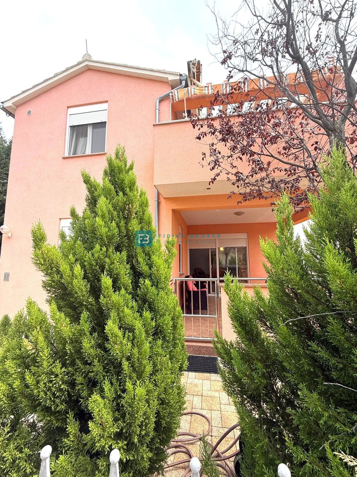 VODICE, samostojna hiša, 2 ločeni stanovanji, dvorišče