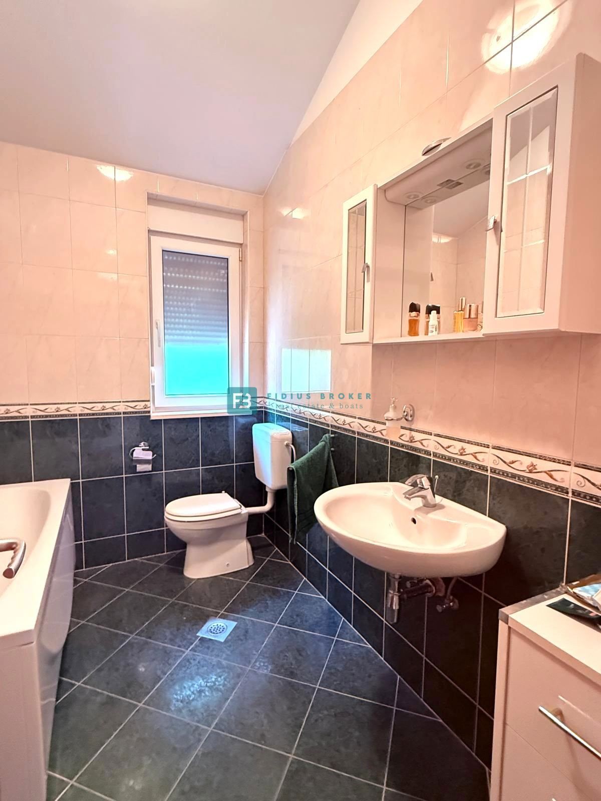 VODICE, samostojna hiša, 2 ločeni stanovanji, dvorišče