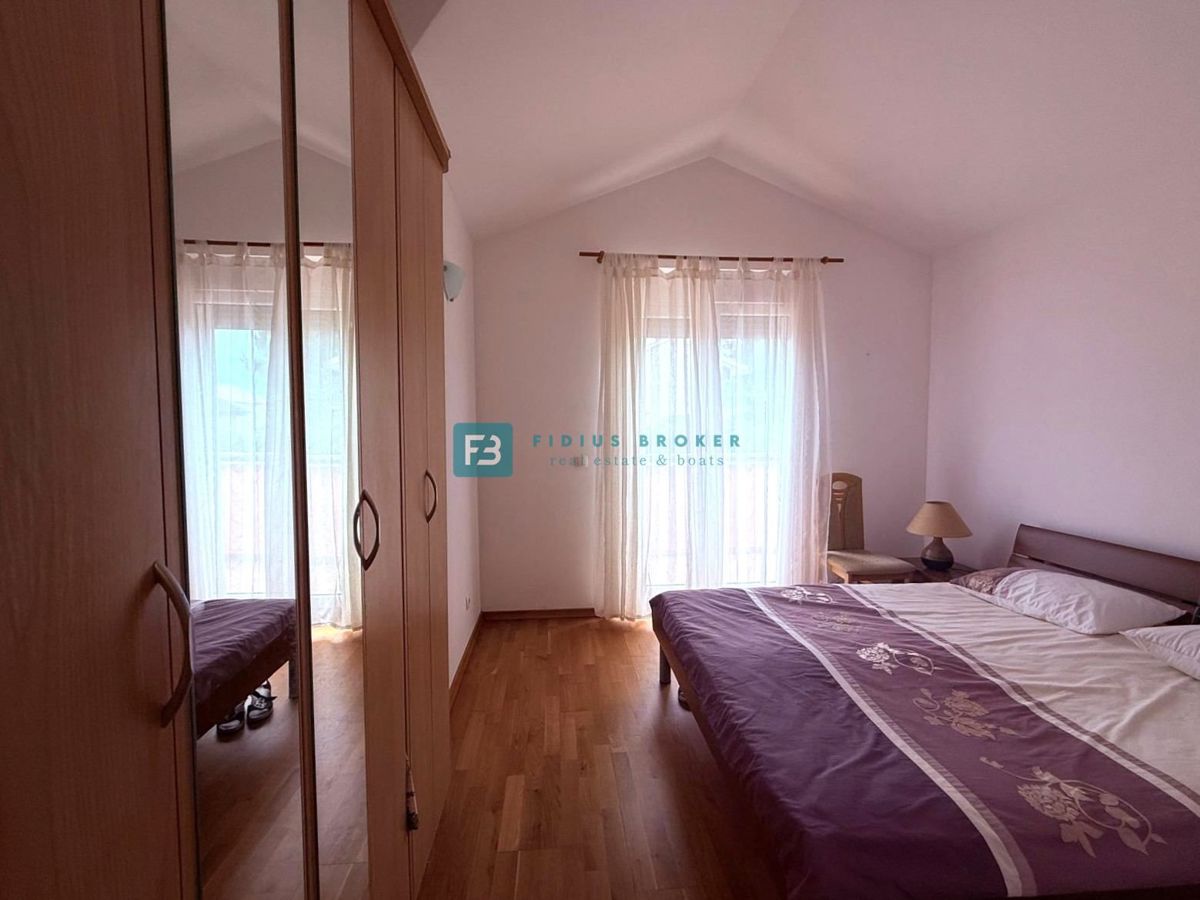 VODICE, samostojna hiša, 2 ločeni stanovanji, dvorišče