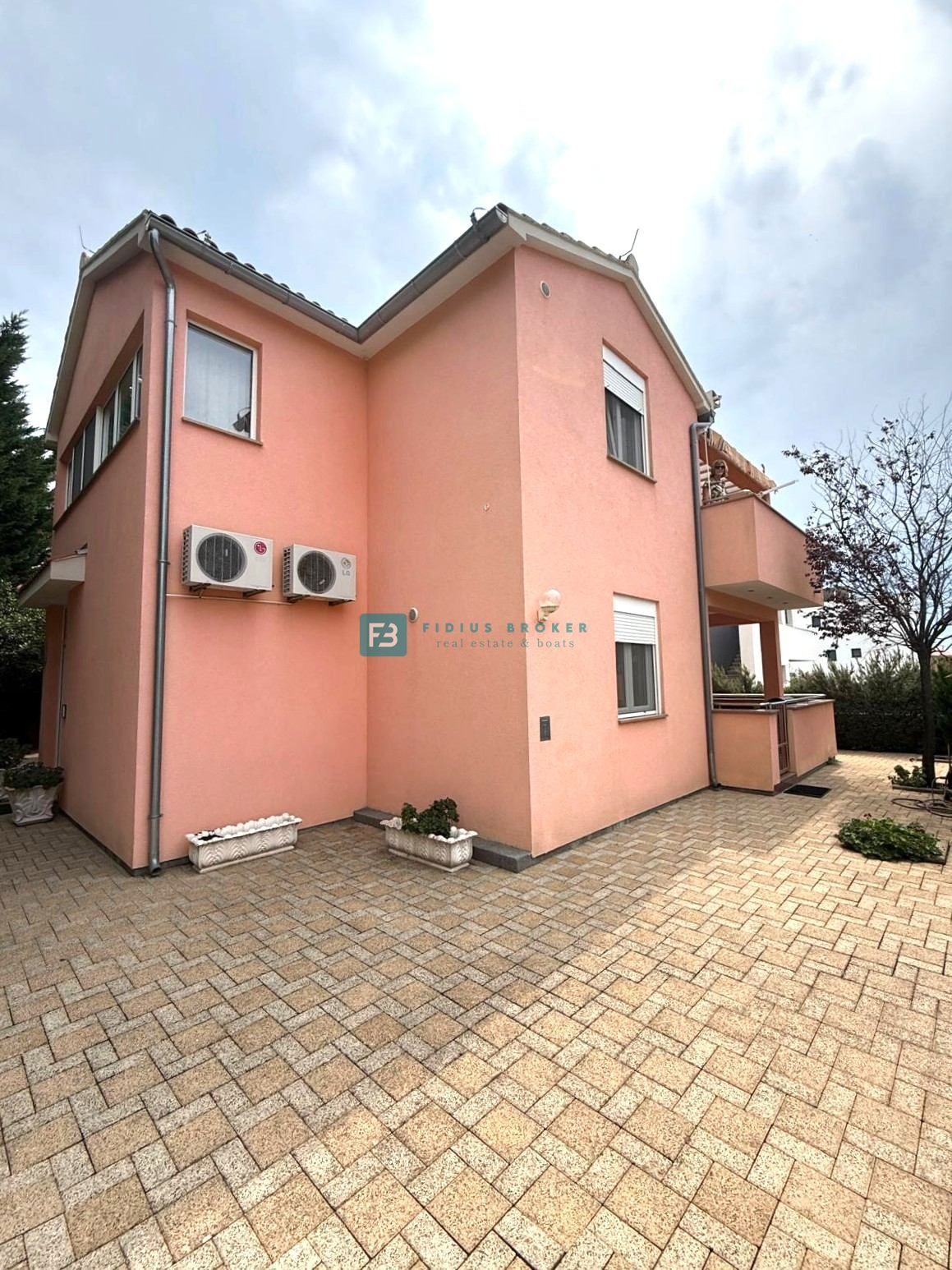 VODICE, samostojna hiša, 2 ločeni stanovanji, dvorišče