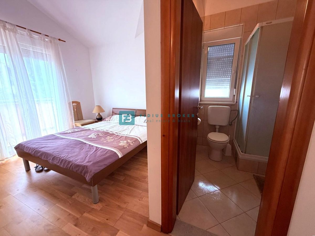 VODICE, samostojna hiša, 2 ločeni stanovanji, dvorišče