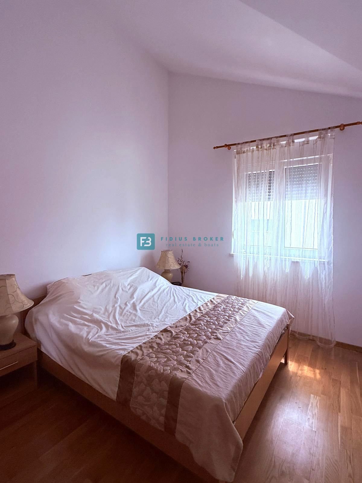 VODICE, samostojna hiša, 2 ločeni stanovanji, dvorišče