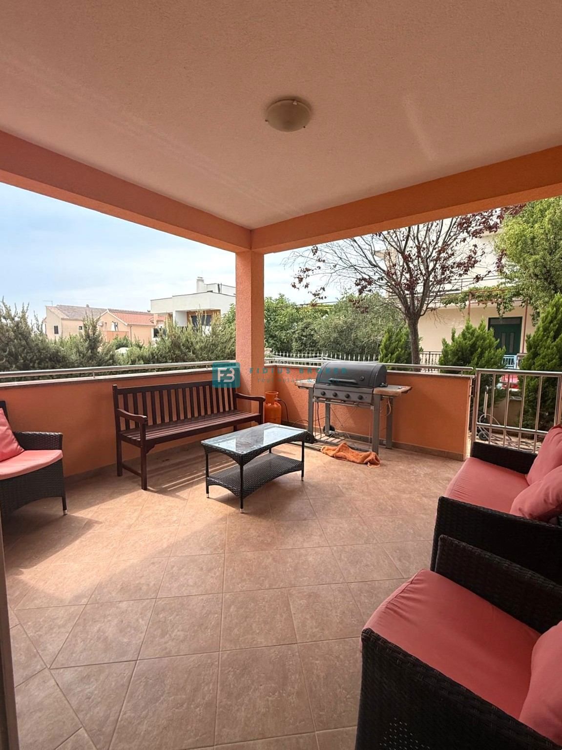 VODICE, samostojna hiša, 2 ločeni stanovanji, dvorišče