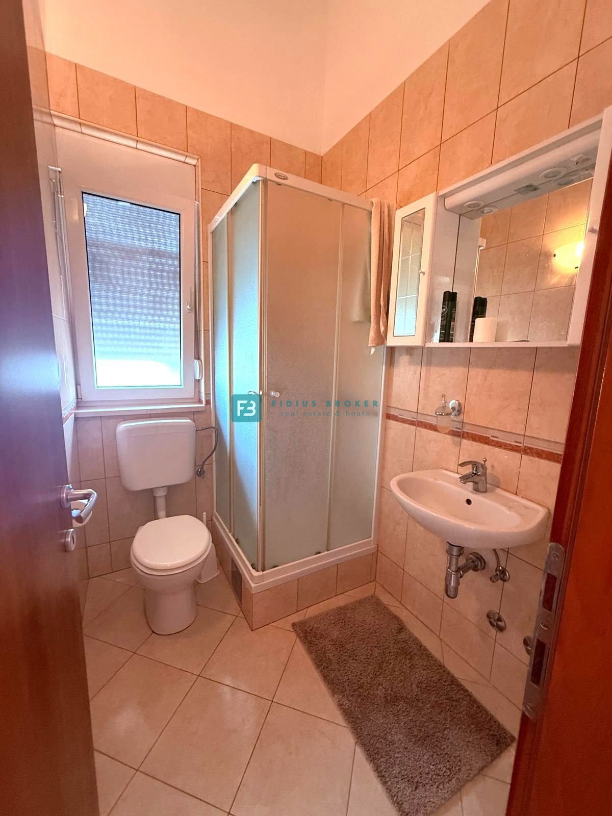 VODICE, samostojna hiša, 2 ločeni stanovanji, dvorišče