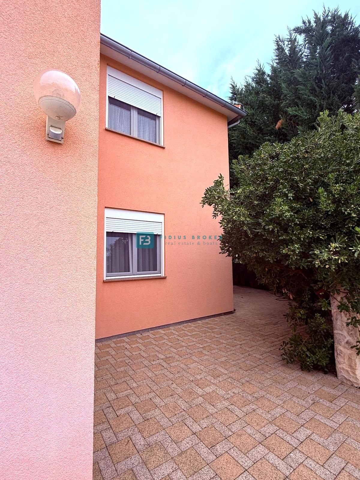 VODICE, samostojna hiša, 2 ločeni stanovanji, dvorišče