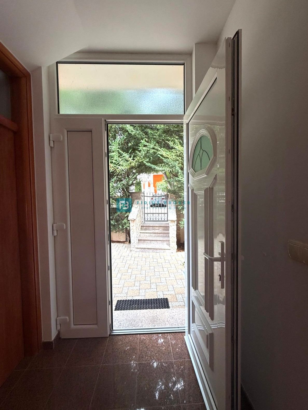 VODICE, samostojna hiša, 2 ločeni stanovanji, dvorišče