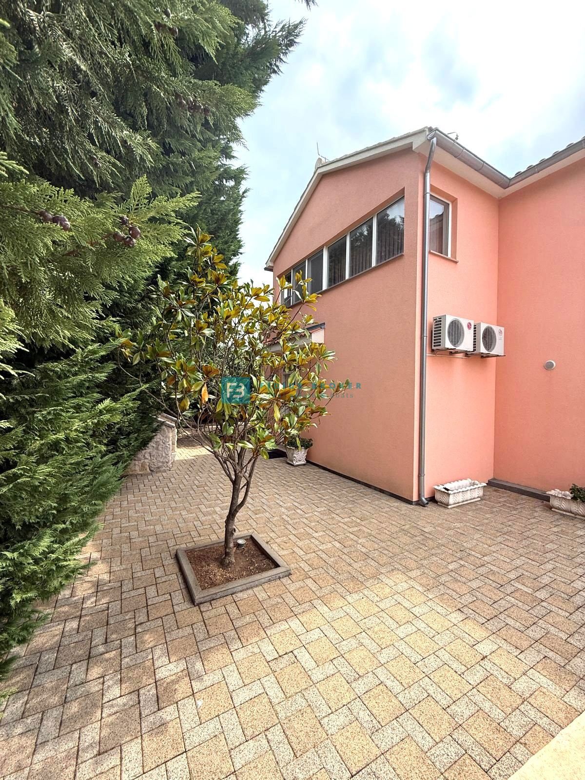 VODICE, samostojna hiša, 2 ločeni stanovanji, dvorišče