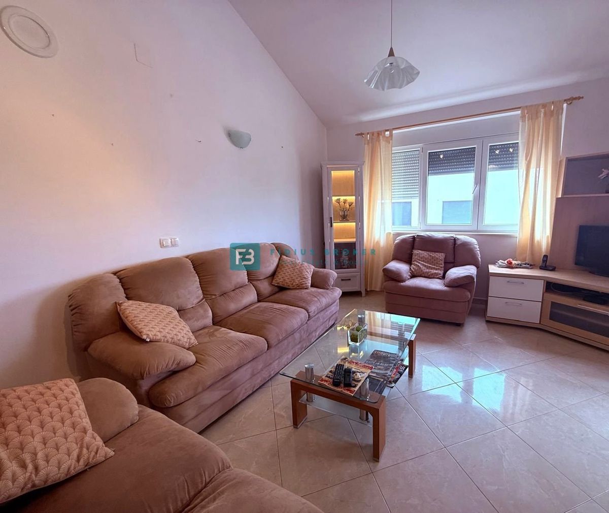 VODICE, samostojna hiša, 2 ločeni stanovanji, dvorišče