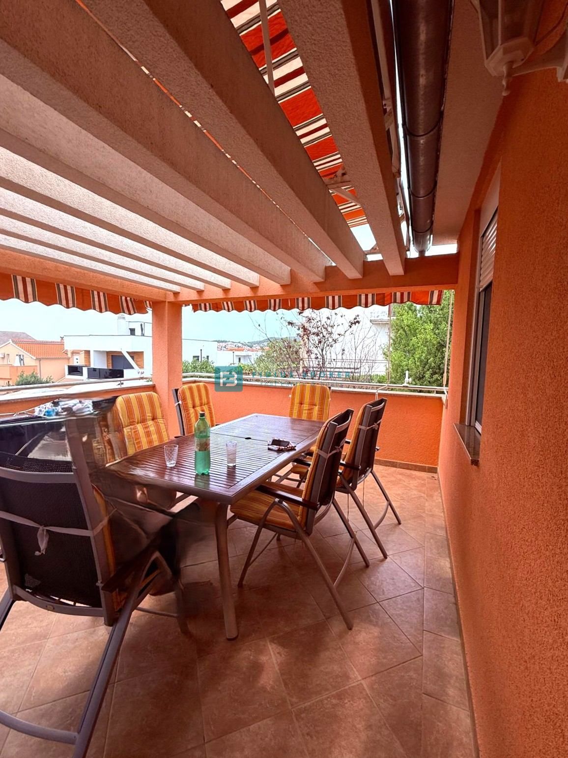 VODICE, samostojna hiša, 2 ločeni stanovanji, dvorišče