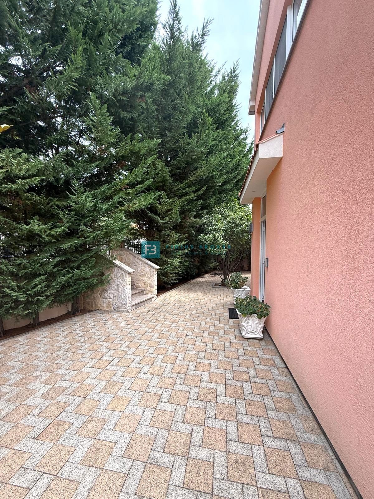 VODICE, samostojna hiša, 2 ločeni stanovanji, dvorišče