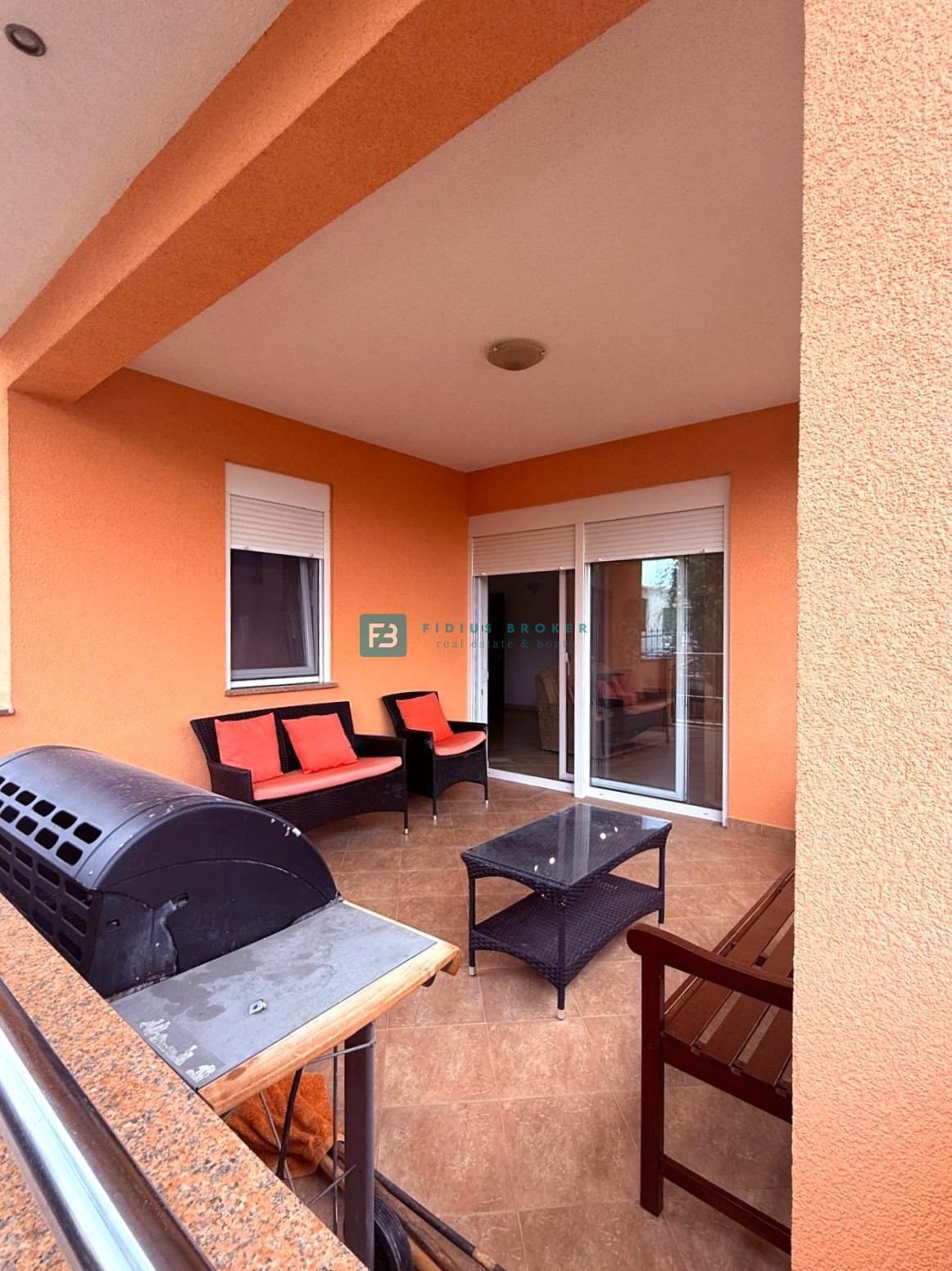 VODICE, samostojna hiša, 2 ločeni stanovanji, dvorišče