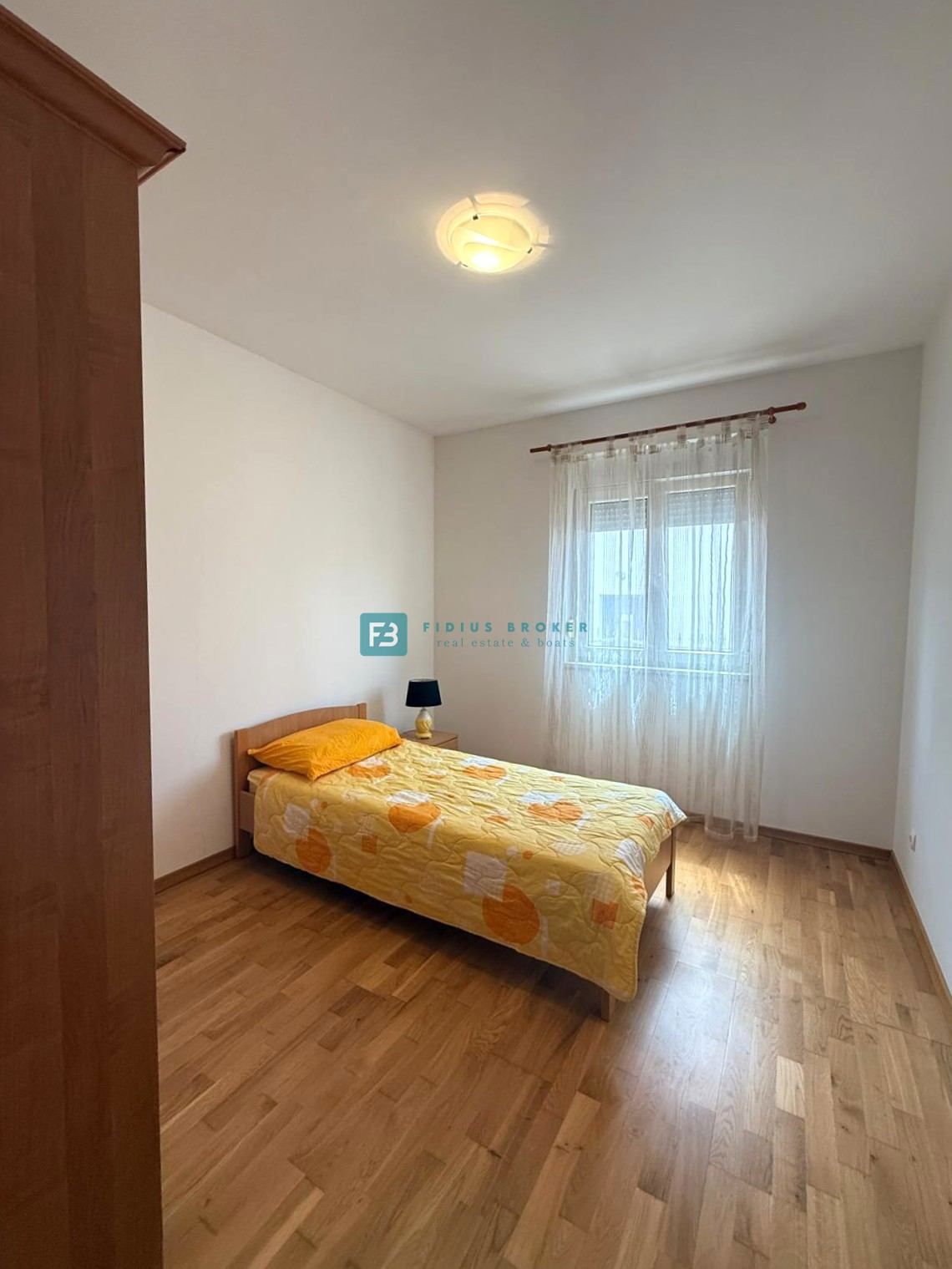 VODICE, samostojna hiša, 2 ločeni stanovanji, dvorišče