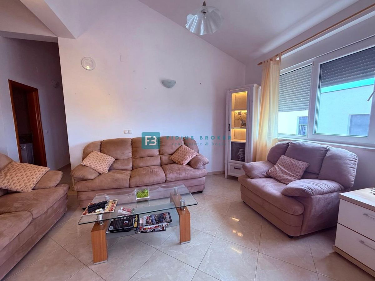 VODICE, samostojna hiša, 2 ločeni stanovanji, dvorišče