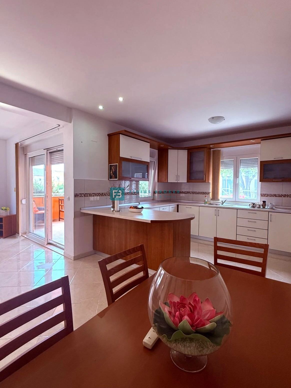 VODICE, samostojna hiša, 2 ločeni stanovanji, dvorišče