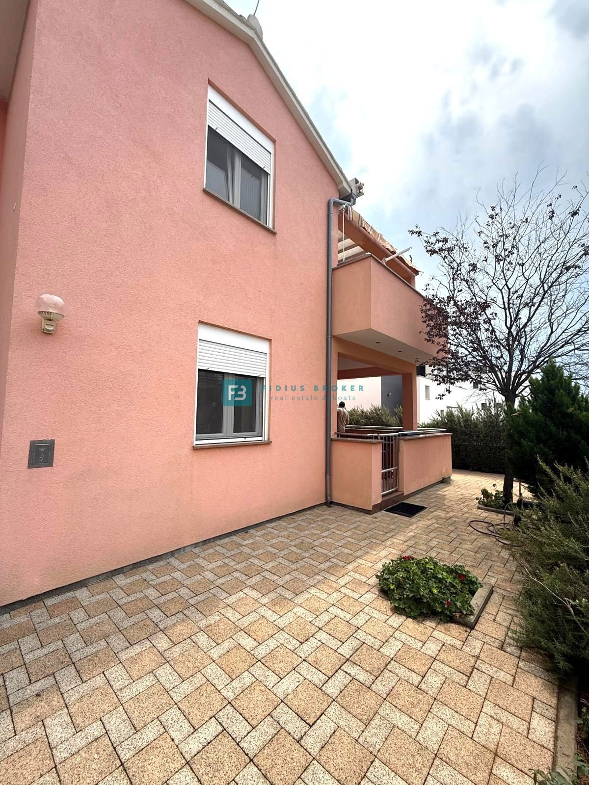 VODICE, samostojna hiša, 2 ločeni stanovanji, dvorišče