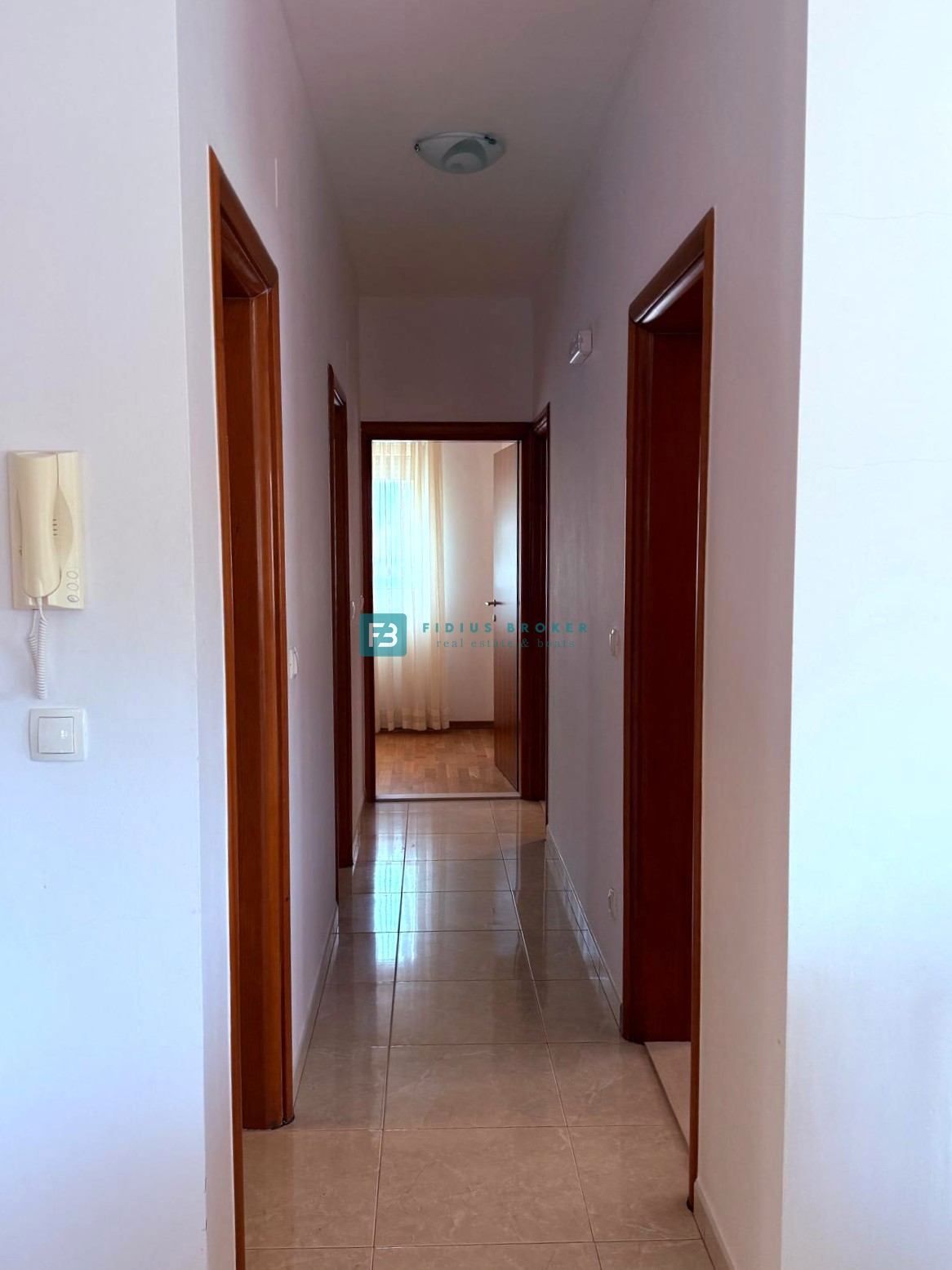 VODICE, samostojna hiša, 2 ločeni stanovanji, dvorišče