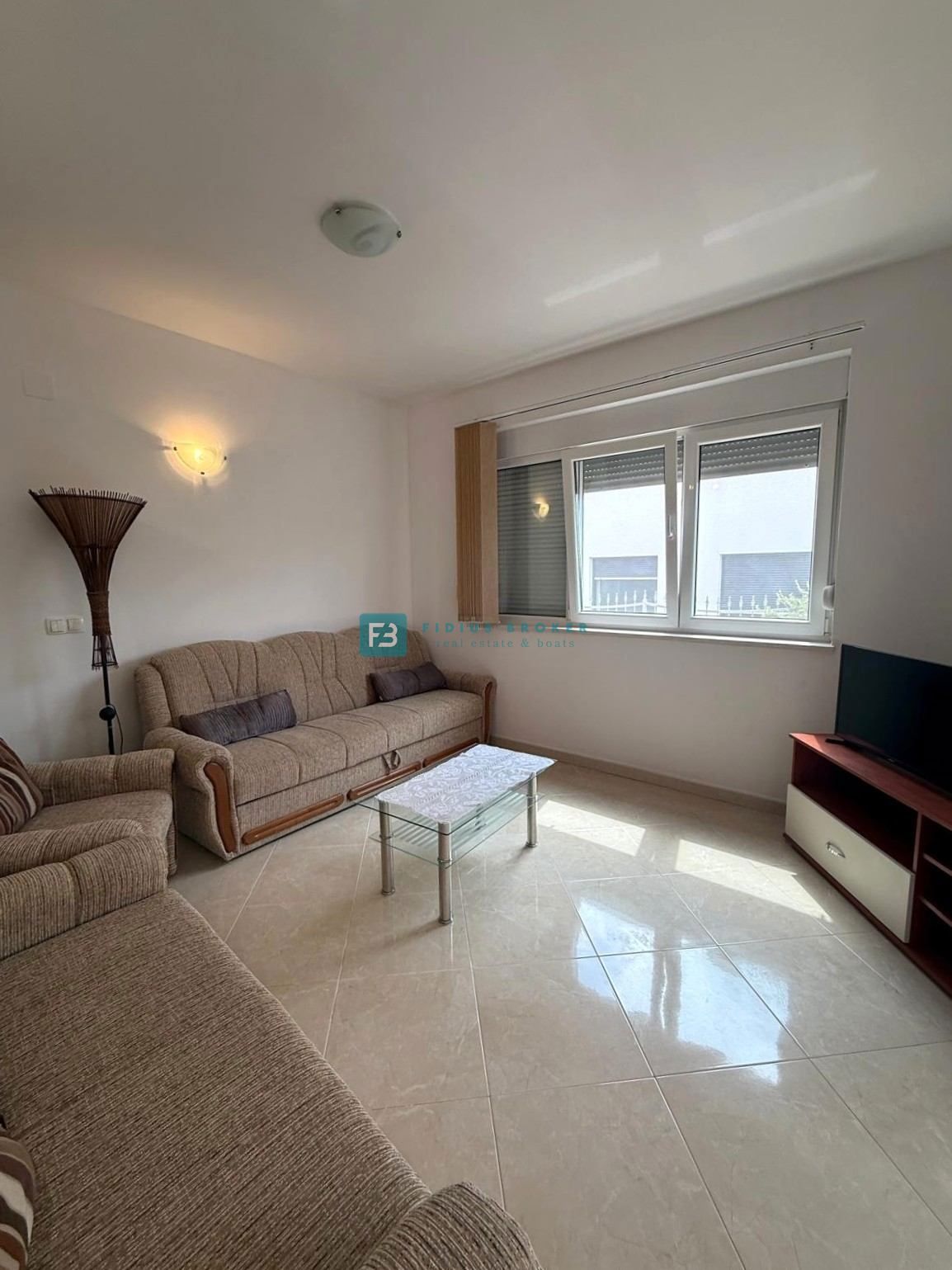 VODICE, samostojna hiša, 2 ločeni stanovanji, dvorišče