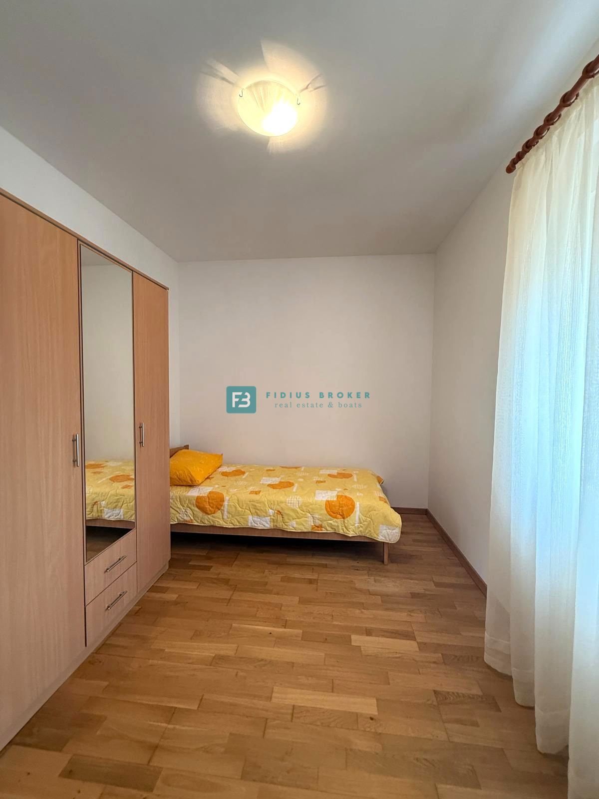 VODICE, samostojna hiša, 2 ločeni stanovanji, dvorišče