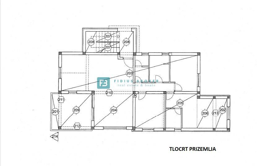 VODICE, samostojna hiša, 2 ločeni stanovanji, dvorišče