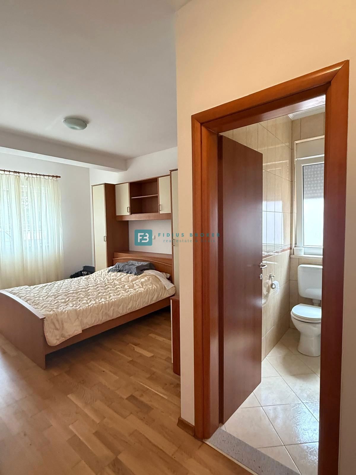 VODICE, samostojna hiša, 2 ločeni stanovanji, dvorišče