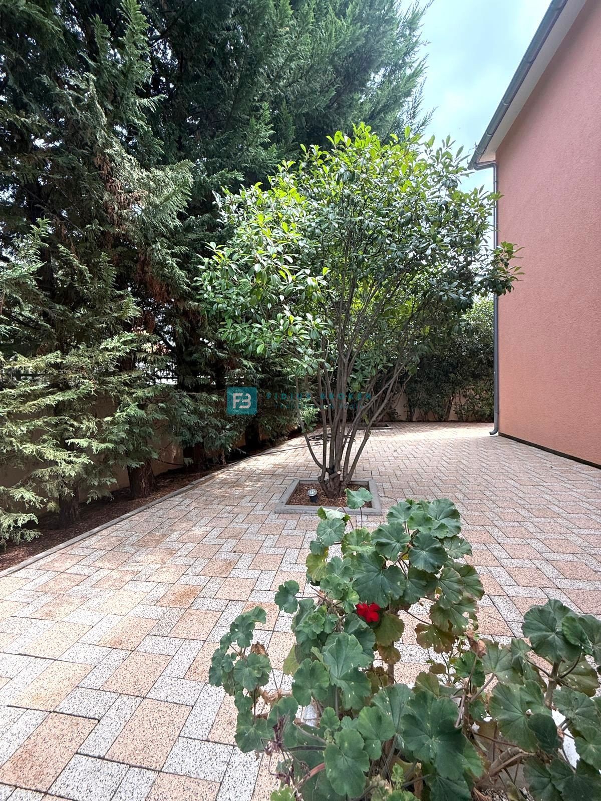 VODICE, samostojna hiša, 2 ločeni stanovanji, dvorišče