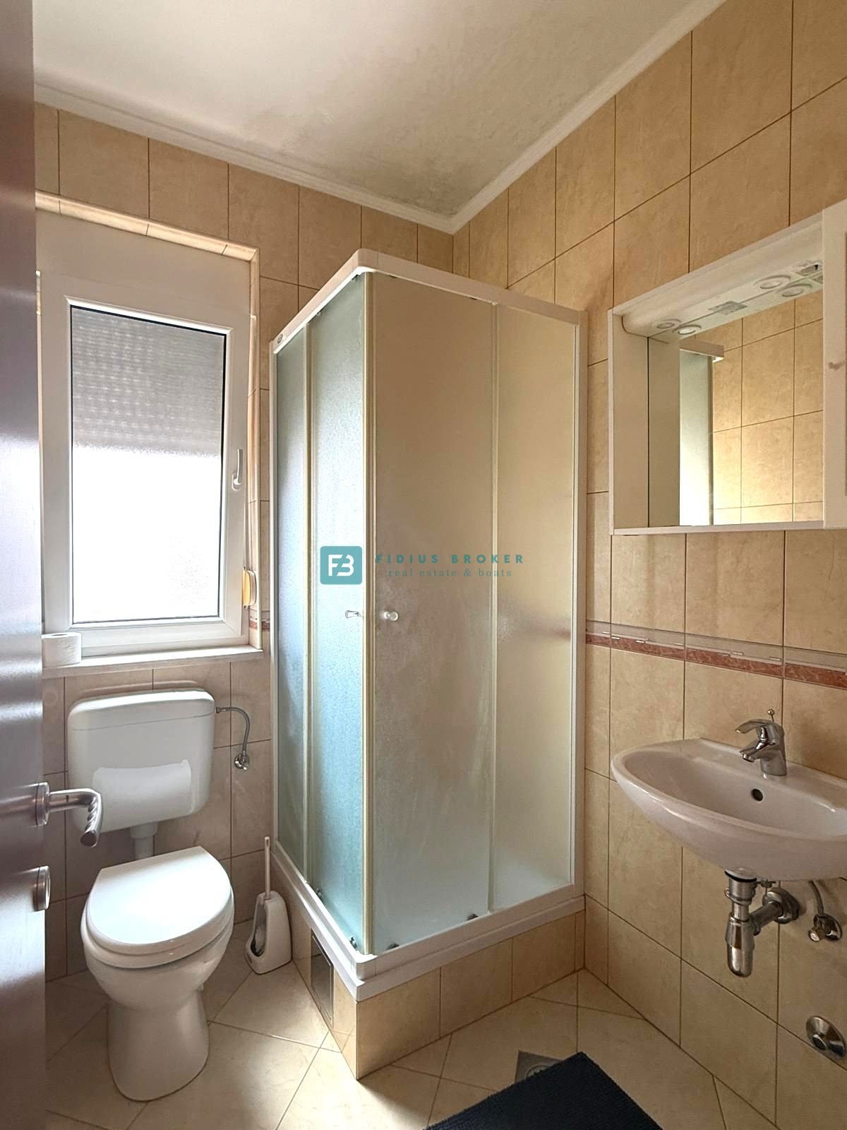 VODICE, samostojna hiša, 2 ločeni stanovanji, dvorišče