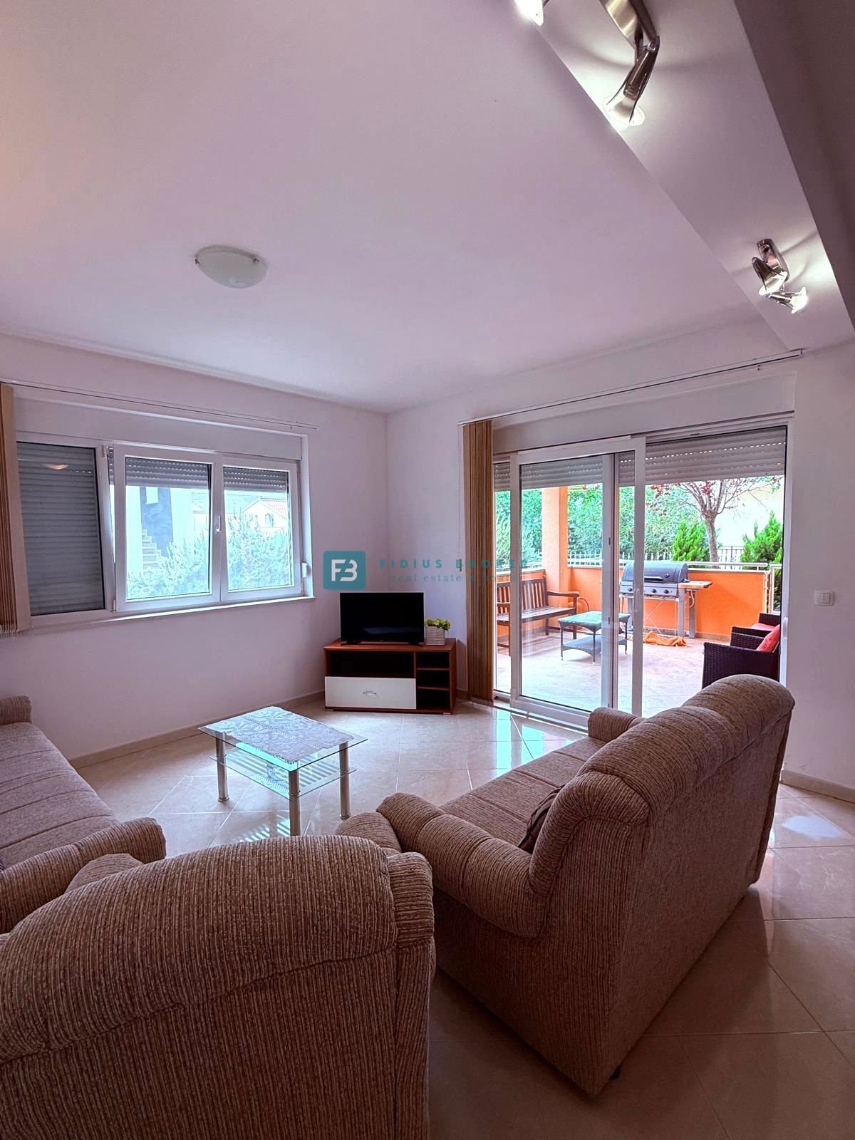 VODICE, samostojna hiša, 2 ločeni stanovanji, dvorišče