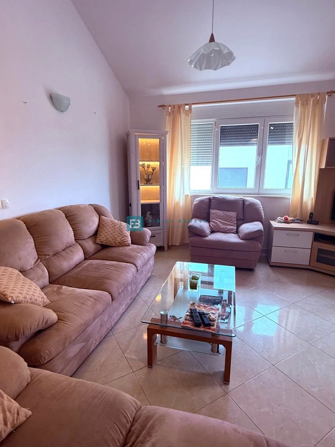 VODICE, samostojna hiša, 2 ločeni stanovanji, dvorišče