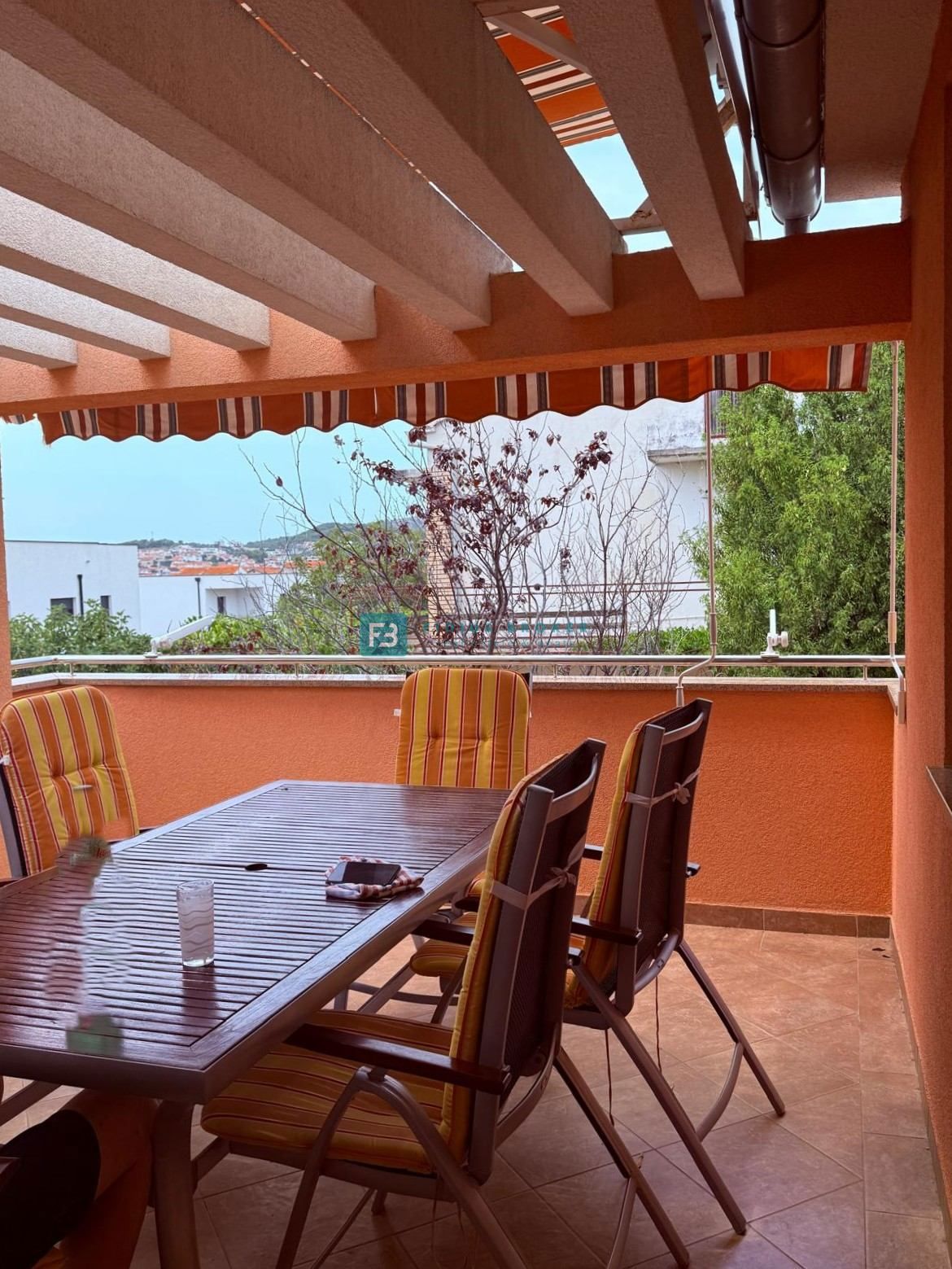 VODICE, samostojna hiša, 2 ločeni stanovanji, dvorišče