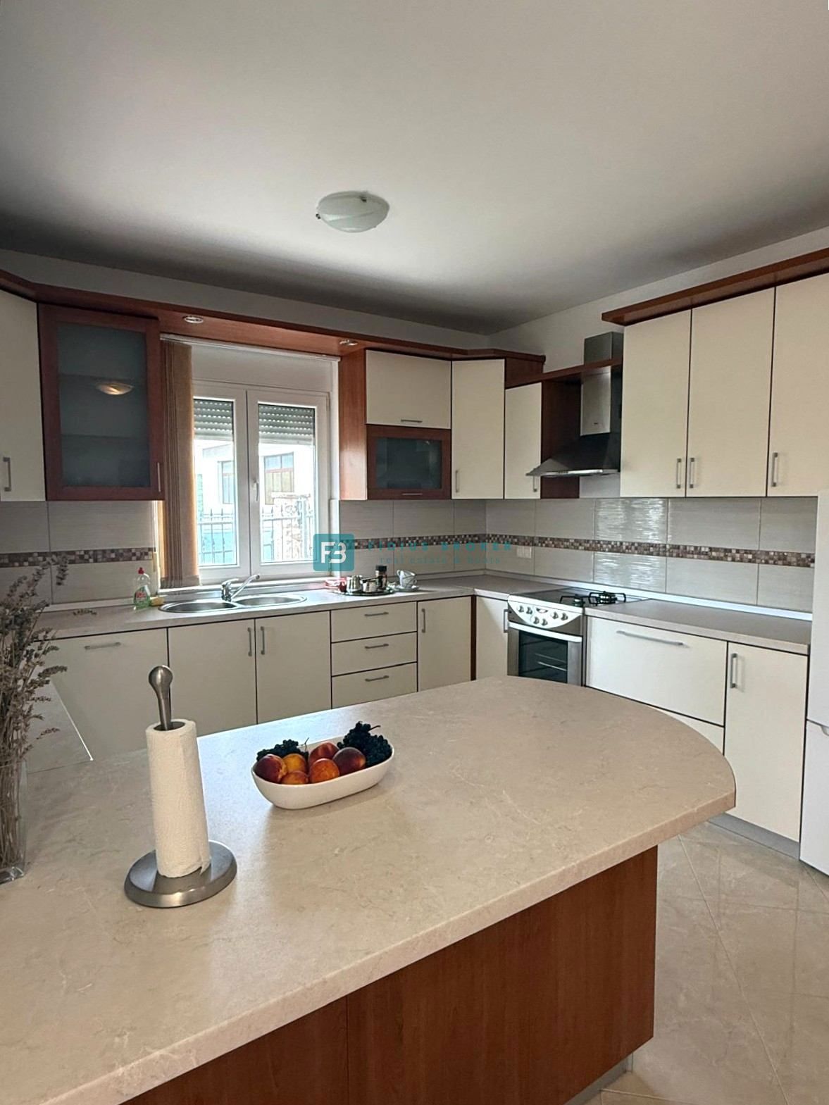 VODICE, samostojna hiša, 2 ločeni stanovanji, dvorišče