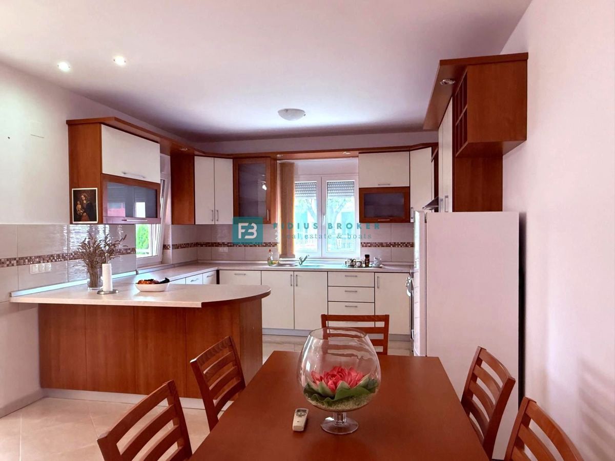 VODICE, samostojna hiša, 2 ločeni stanovanji, dvorišče