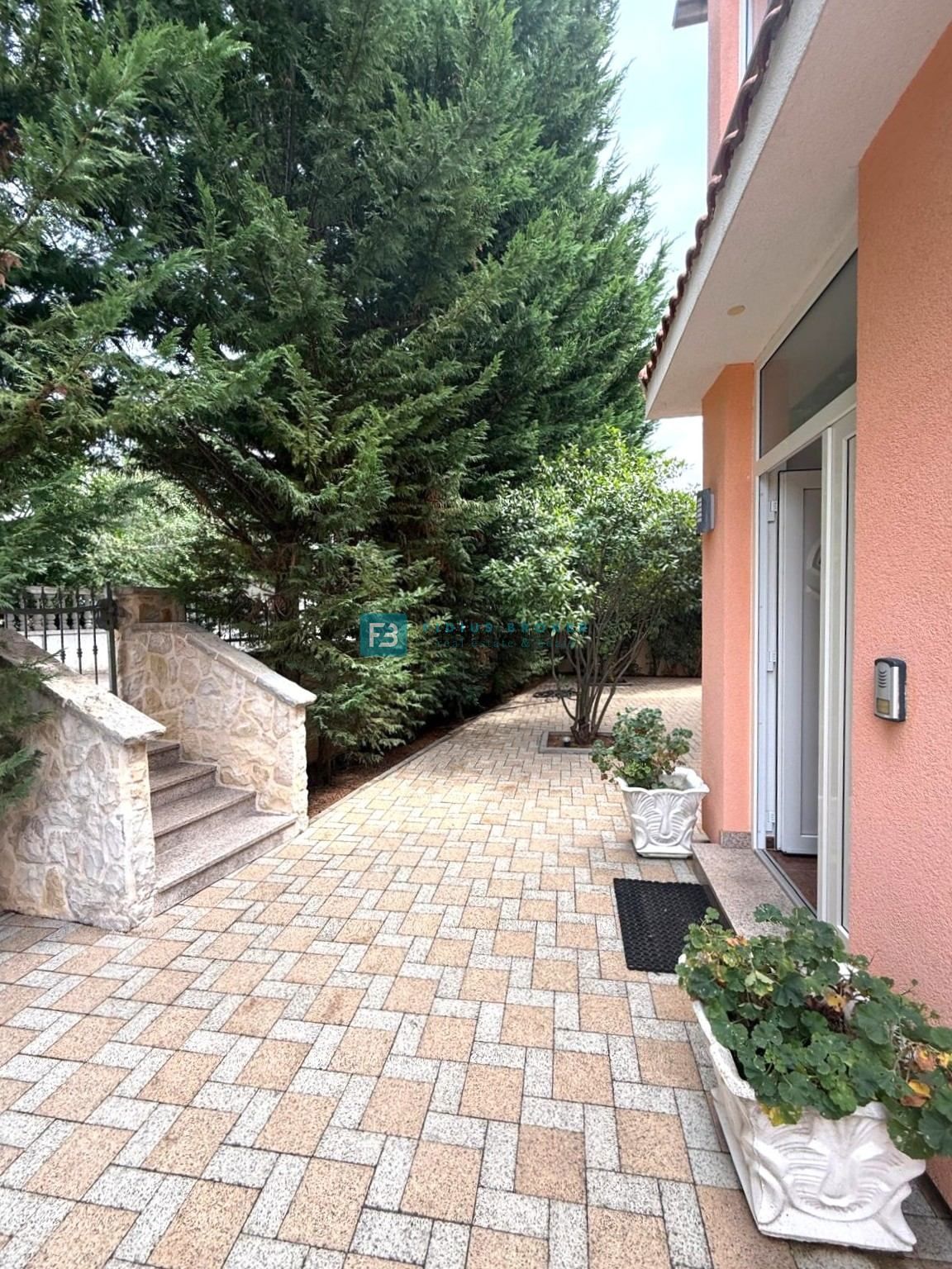 VODICE, samostojna hiša, 2 ločeni stanovanji, dvorišče