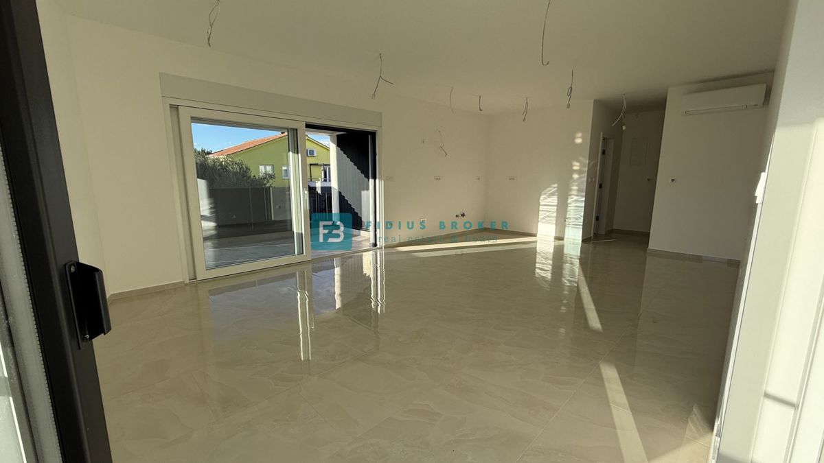 VODICE, novogradnja, takoj vseljivo, 2. nadstropje, terasa, mirna lokacija