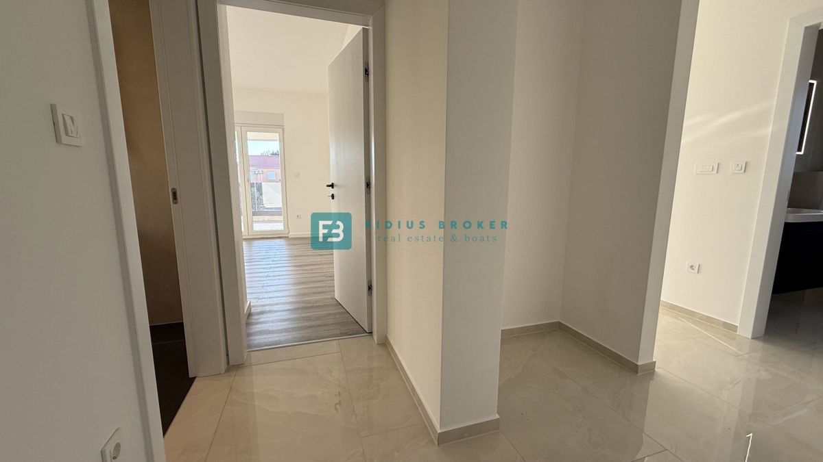 VODICE, novogradnja, takoj vseljivo, 2. nadstropje, terasa, mirna lokacija