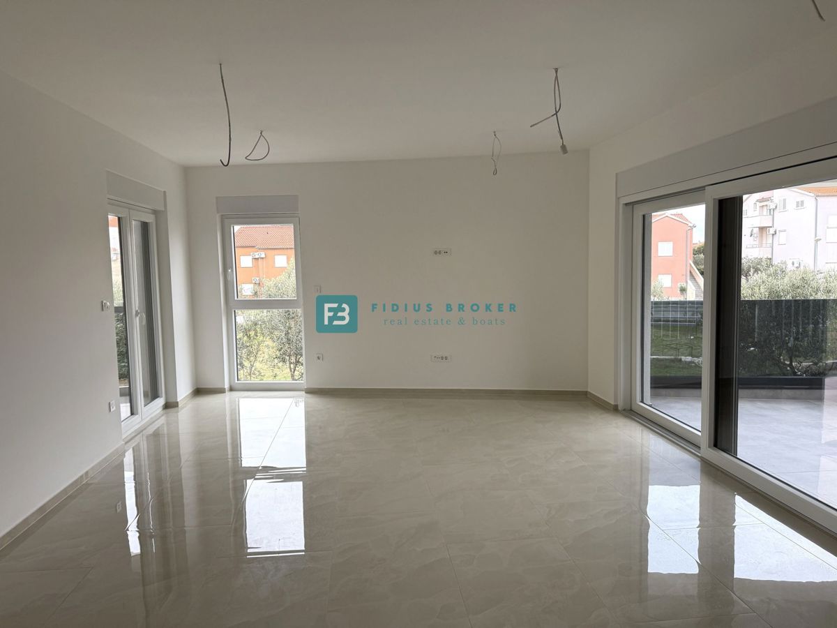 VODICE, novogradnja, takoj vseljivo, 2. nadstropje, terasa, mirna lokacija