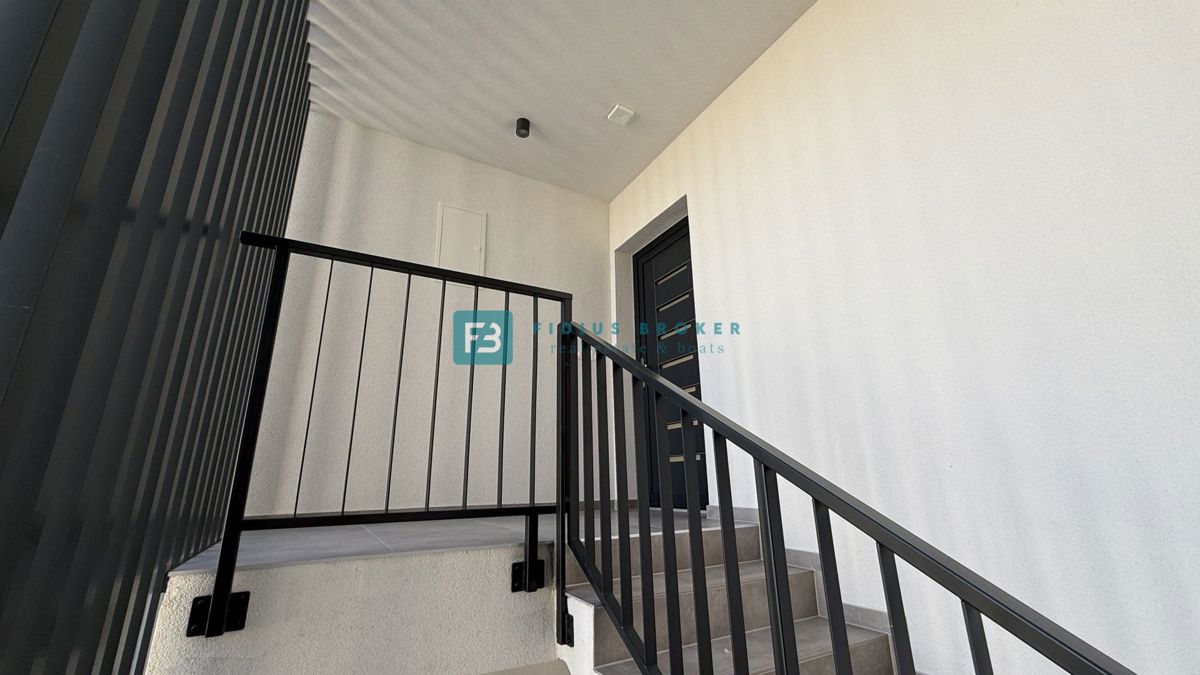 VODICE, novogradnja, vseljivo, 2. nadstropje, terasa, mirna lokacija