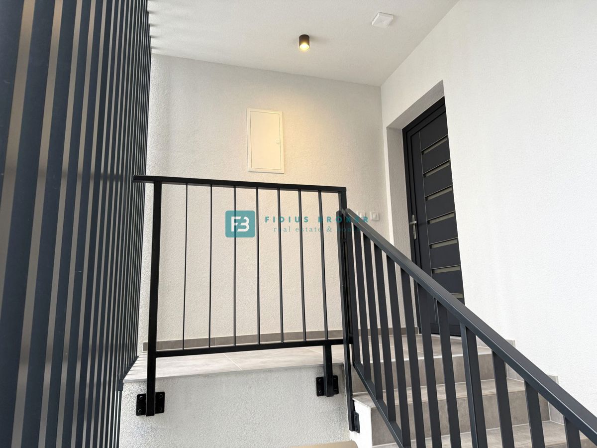 VODICE, novogradnja, vseljivo, 2. nadstropje, terasa, mirna lokacija