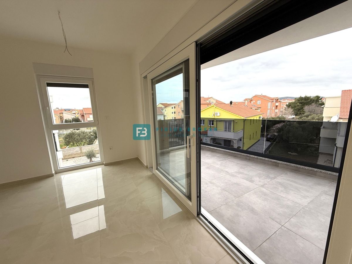 VODICE, novogradnja, vseljivo, 2. nadstropje, terasa, mirna lokacija