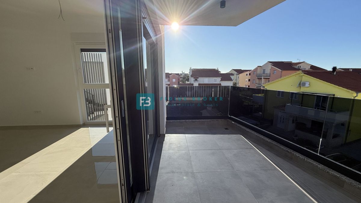 VODICE, novogradnja, vseljivo, 2. nadstropje, terasa, mirna lokacija