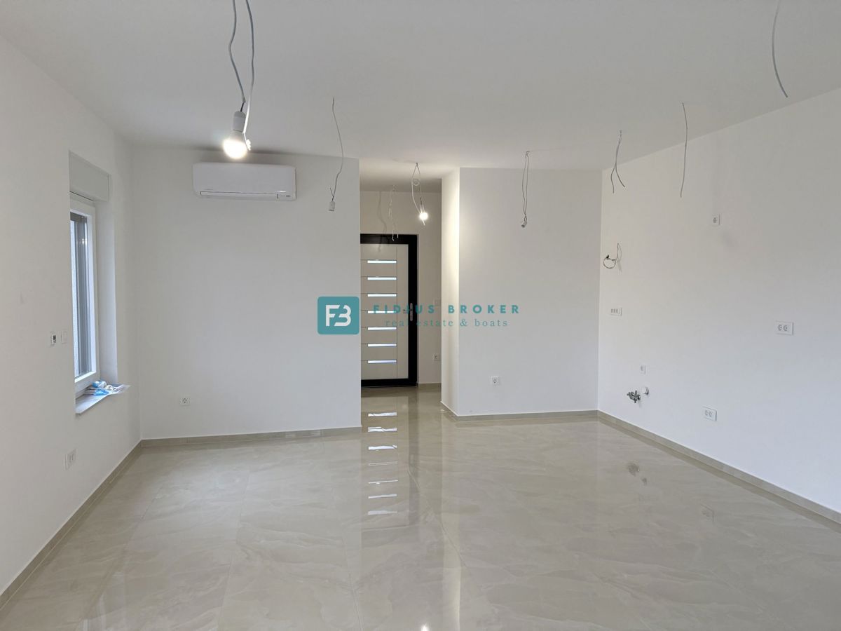 VODICE, novogradnja, vseljivo, 2. nadstropje, terasa, mirna lokacija