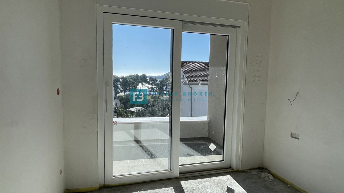 VODICE, novo, vrhunska lokacija, 50 m do plaže, pogled na morje, dvigalo