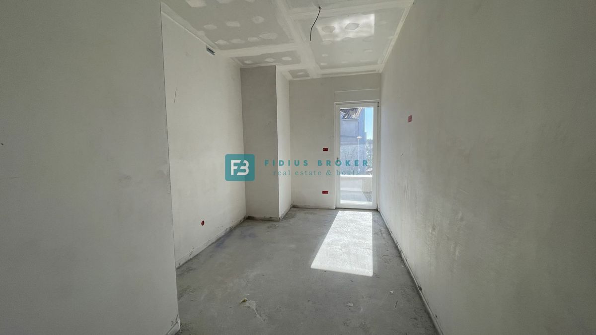 VODICE, novo, vrhunska lokacija, 50 m do plaže, pogled na morje, dvigalo