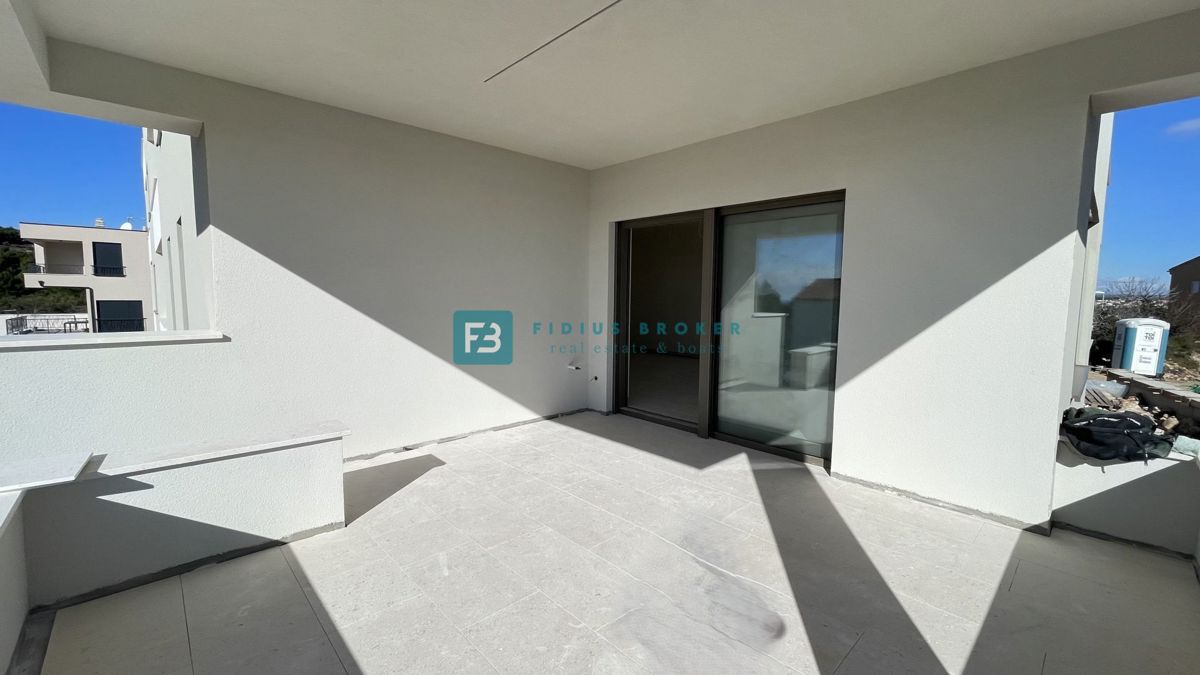 VODICE, novogradnja, pritličje z vrtom, dvigalo, parkirišče, shramba