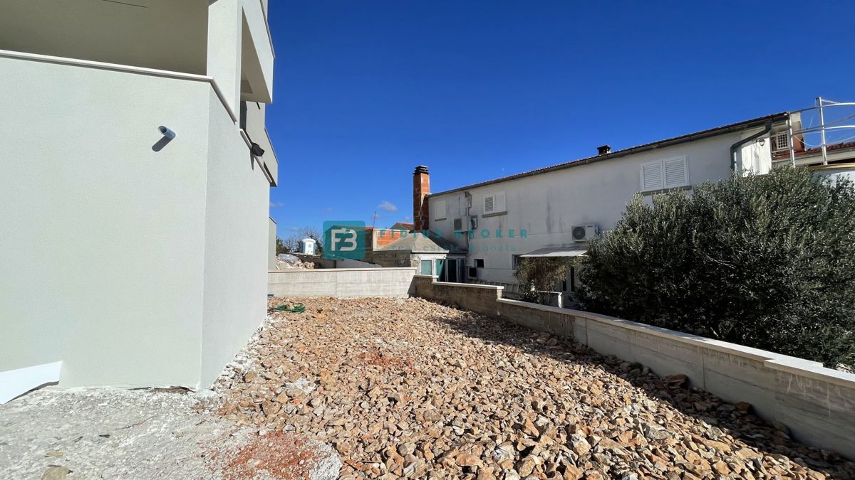 VODICE, novogradnja, pritličje z vrtom, dvigalo, parkirišče, shramba