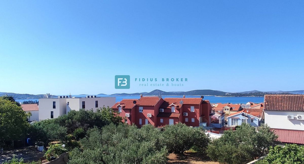 VODICE, novogradnja, pritličje z vrtom, dvigalo, parkirišče, shramba