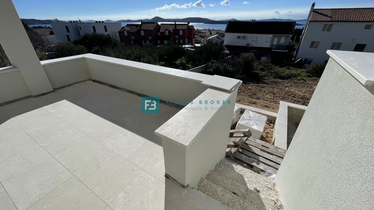 VODICE, novogradnja, pritličje z vrtom, dvigalo, parkirišče, shramba