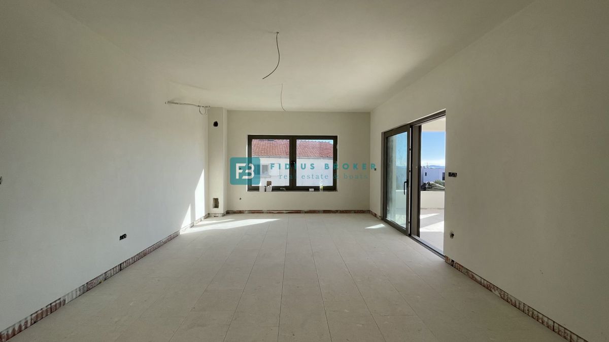 VODICE, novogradnja, pritličje z vrtom, dvigalo, parkirišče, shramba