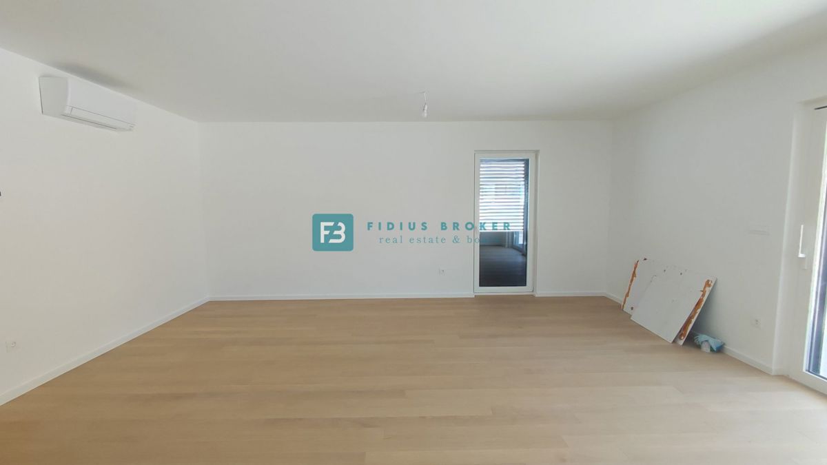 VODICE, novogradnja, luksuzno stanovanje, center, 250 m do rive